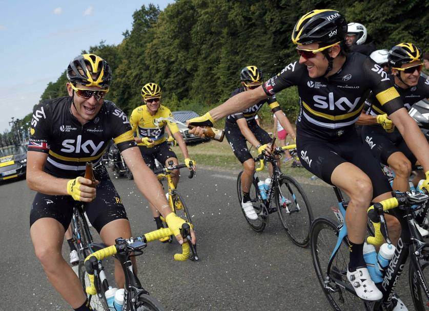 Nel tratto neutrale della 21esima tappa del Tour de France, Chantilly-Parigi, è già festa tra gli uomini Sky. Bettini